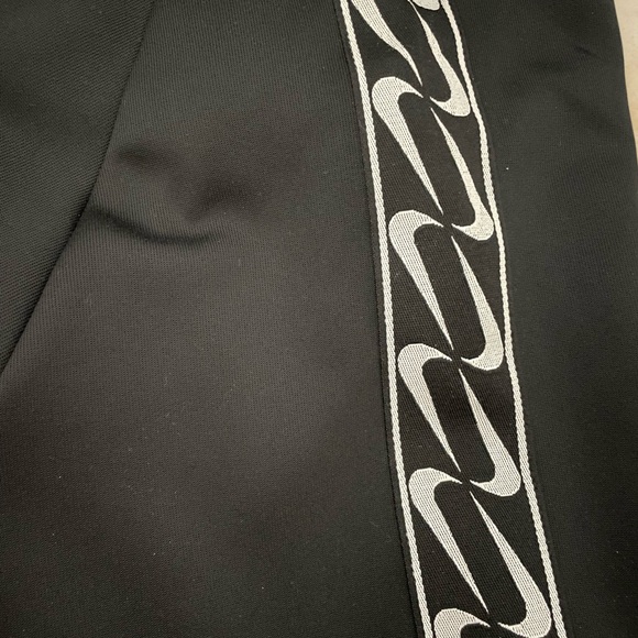 Nike Sweatshirt with Detailed Sleeve - Picture 4 of 5